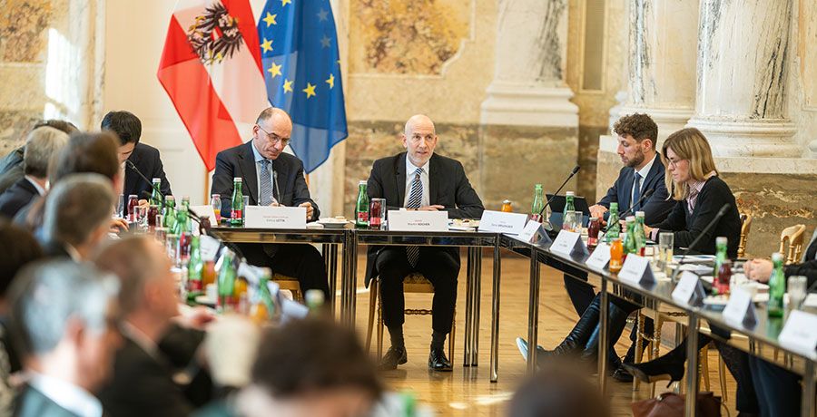 EU-Berichterstatter Enrico Letta mit Arbeits- und Wirtschaftsminister Martin Kocher beim Austausch mit hochrangigen Wirtschaftsvertreterinnen und -vertretern sowie den Sozialpartnern 