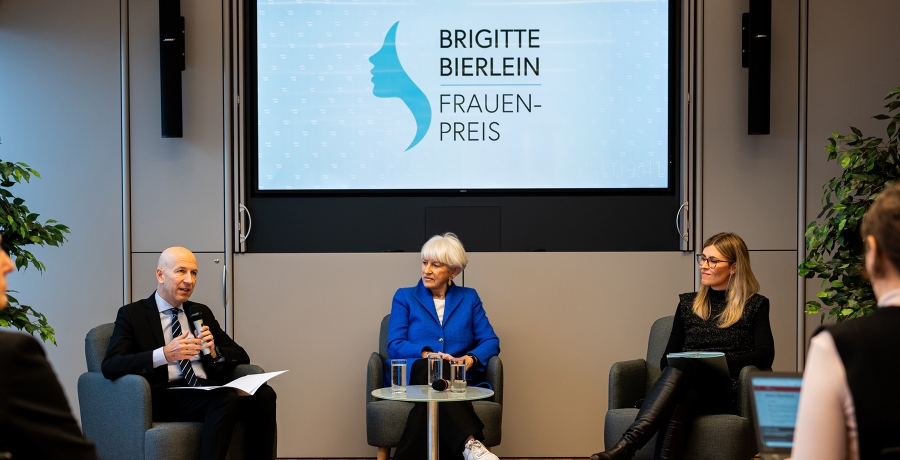 Bundesminister Martin Kocher, Bundesministerin a.D. Maria Rauch-Kallat und BMAW-Generalsekretärin Eva Landrichtinger bei der Vorstellung des Brigitte-Bierlein-Frauenpreises