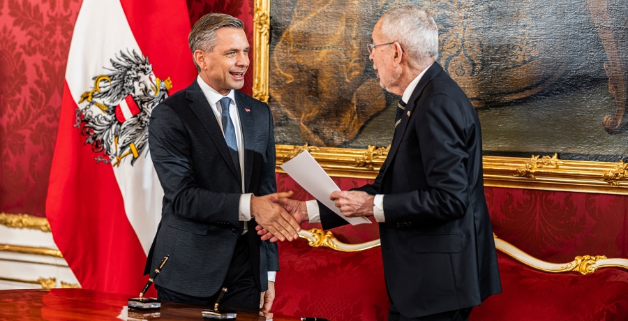 Bundesminister Hattmannsdorfer wird von Bundespräsident Van der Bellen zum Bundesminister für Arbeit und Wirtschaft angelobt.