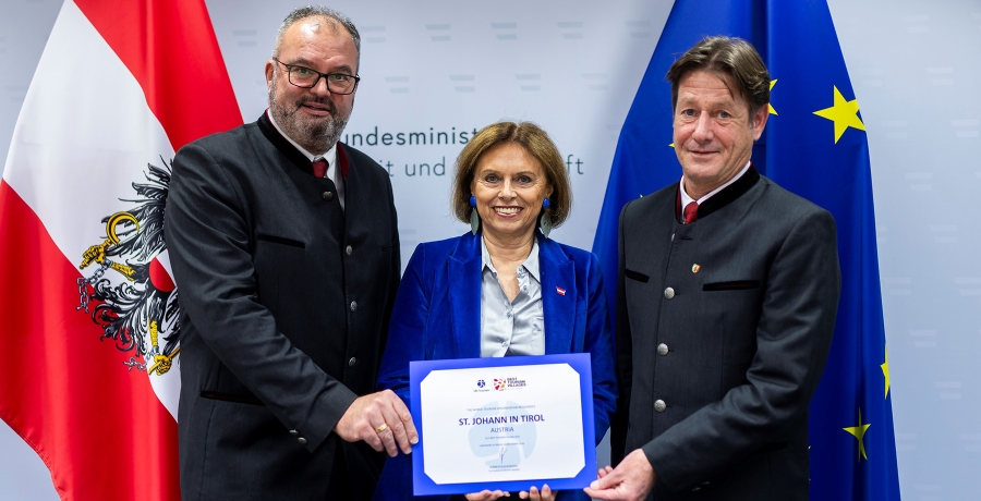 Foto von Staatssekretärin Susanne Kraus-Winkler bei der Auszeichnung von St. Johann in Tirol als Best Tourism Village 2024 by UN Tourism ausgezeichnet