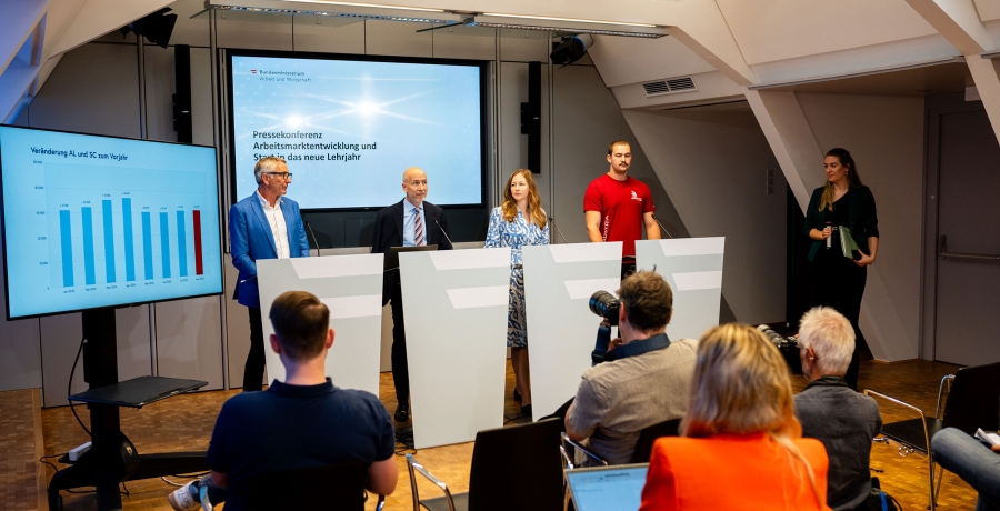 Bundesminister Kocher bei der Pressekonferenz zum Thema Arbeitsmarktentwicklung und Start in das neue Jahr