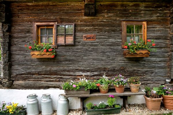 Hütte Fassade mit Blumen und Milchkannen