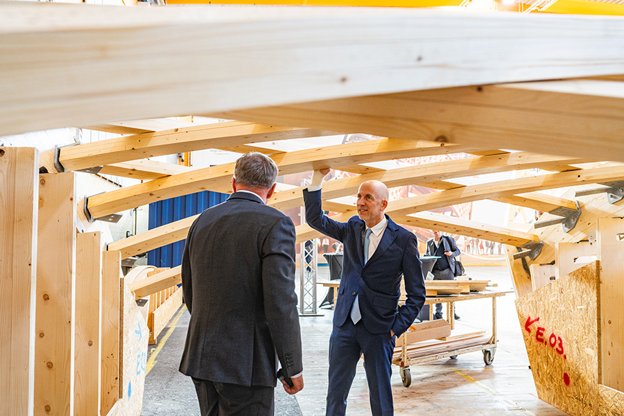 Bundesminister Martin Kocher bei der Besichtigung der Holzschleife