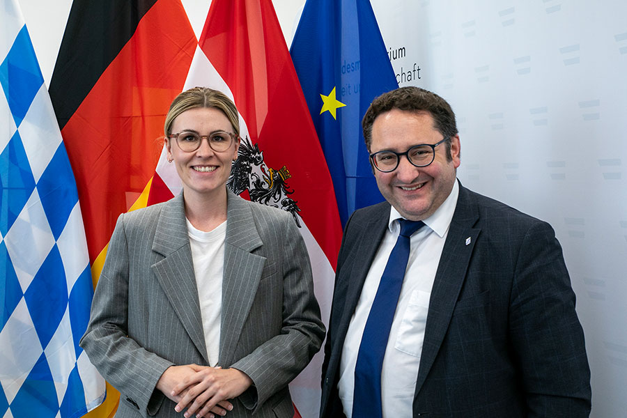 BMAW-Generalsekretärin Eva Landrichtinger mit dem Bayerischen Staatssekretär Tobias Gotthard