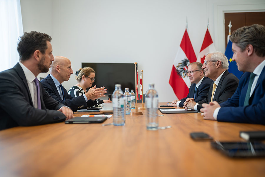 Bundesminister Martin Kocher mit dem Wirtschaftsminister der kanadischen Provinz Ontario, Vic Fedeli