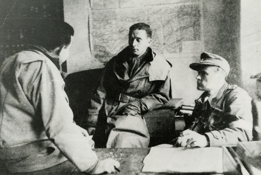 Widerstandskämpfer Ludwig Steiner (rechts im Bild), Teil der Gruppe „O5“, beim Treffen mit Vertretern der US-Armee, 103. Infanterie-Division, mit Lieutenant Peter Random und Major Bland West am Gendarmerieposten Zirl, um den 3. Mai 1945.