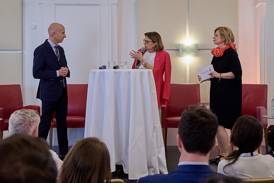 Bundesminister Martin Kocher und Tourismus-Staatssekretärin Susanne Kraus-Winkler bei der Präsentation der Tourismus-Studie