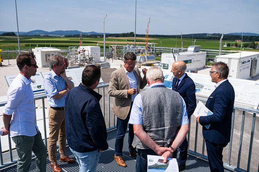 Bundesminister Kocher beim Besuch der Wasserstoffspeicheranlage in Gampern