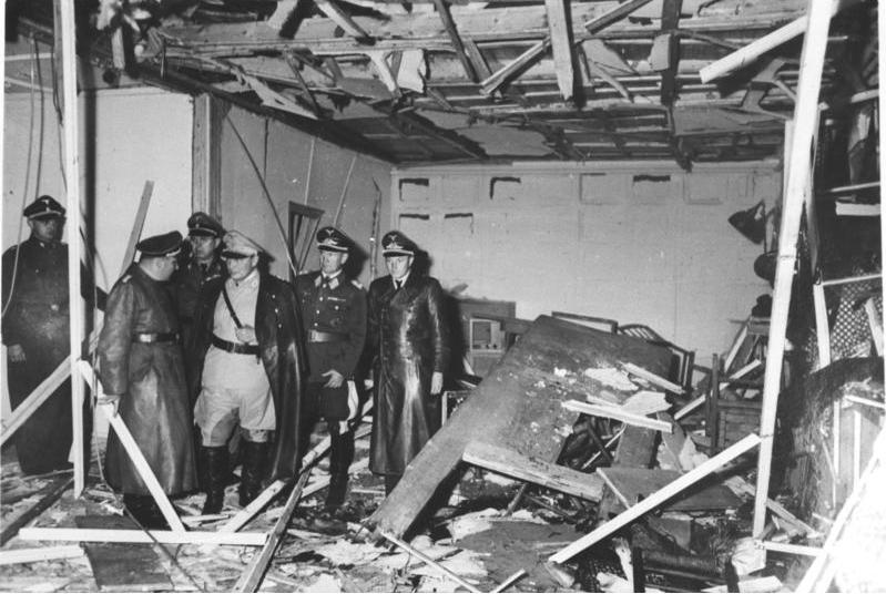 Besichtigung der zerstörten Baracke in der „Wolfsschanze“ (mittig v.l.n.r.: Martin Bormann, Hermann Göring, Bruno Loerzer)