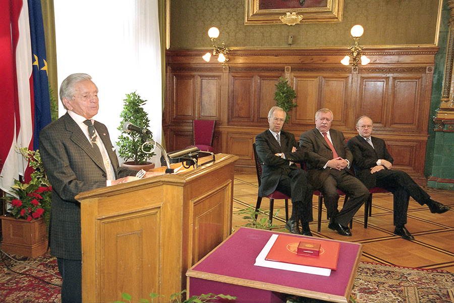 Carl Szokoll anlässlich seiner Ernennung zum „Bürger ehrenhalber der Stadt Wien“