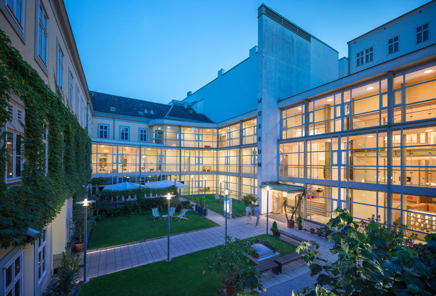 Möbelmuseum Wien - Fassade bei Nacht