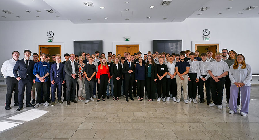 Bundesminister Martin Kocher mit den Teilnehmerinnen und Teilnehmern der Youth Entrepreneurship Week