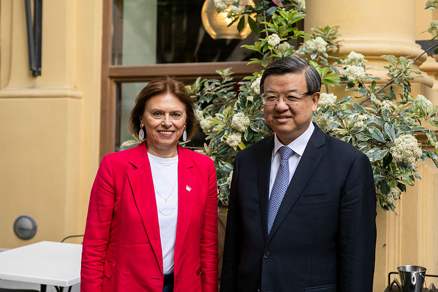 Staatssekretärin Susanne Kraus-Winkler mit dem chinesischen Parteisekretär Ni Yuefeng aus der Provinz und Wintersportregion Hebei