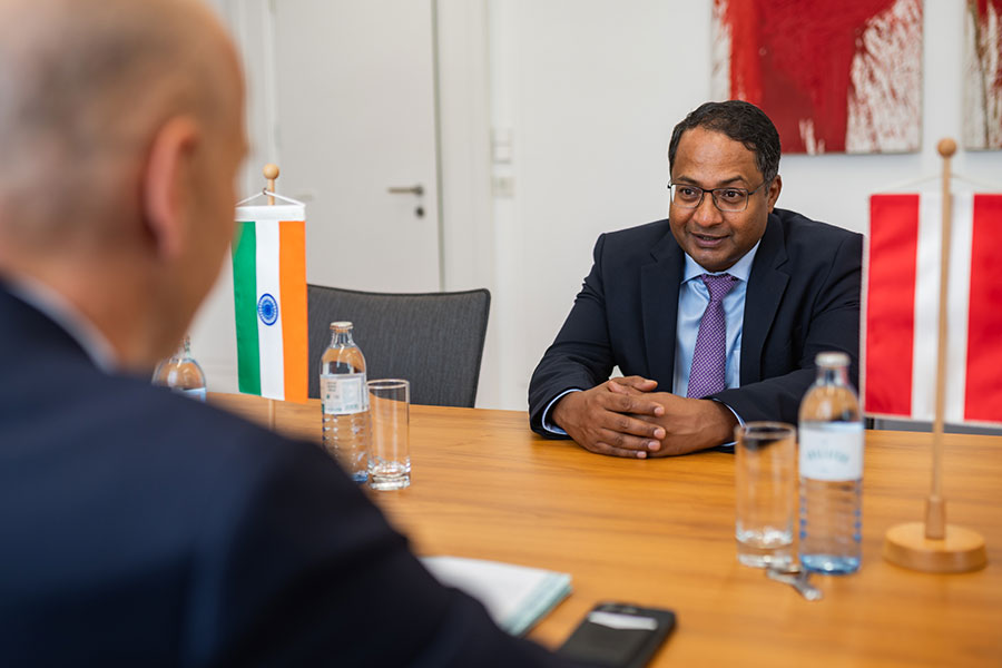 Bundesminister Martin Kocher im Gespräch mit dem indischen Botschafter Shambhu Santha Kumaran
