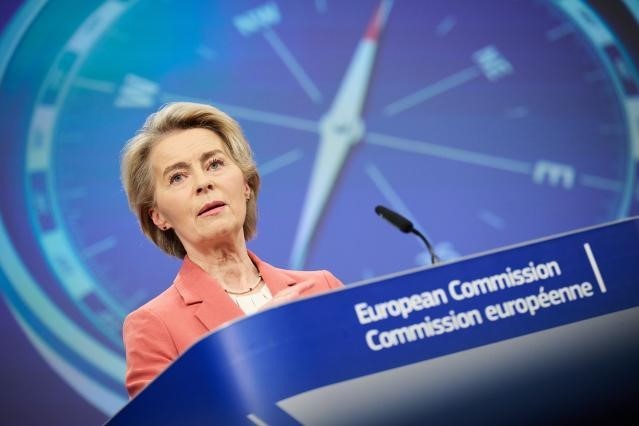 Kommissionspräsidentin Ursula von der Leyen steht am Pult